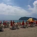 Grand Horizon Apart